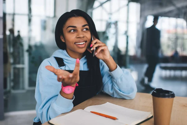 Usmívající Černoška Mluví Mobilu Stolu Koncept Moderní Úspěšné Ženy Mladá — Stock fotografie