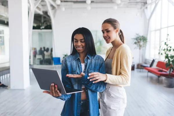 사업가가 노트북 컴퓨터로 동료에게 무엇인가를보여 있습니다 현대의 성공적 여성에 팀워크가 — 스톡 사진