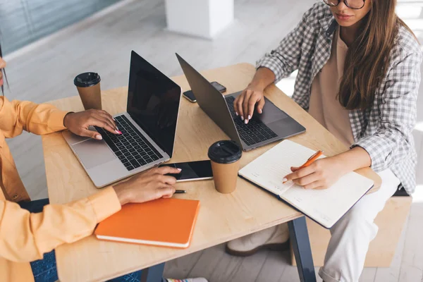 Imagen Recortada Mujeres Negocios Que Trabajan Con Computadoras Portátiles Escritorio —  Fotos de Stock