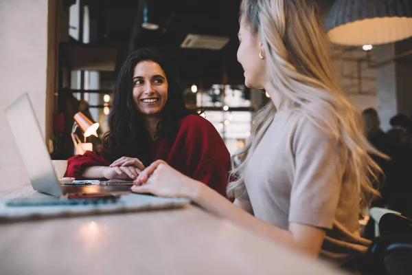 Giovani Compagne Gruppo Femminili Sedute Accogliente Caffè Del Tempo Che — Foto Stock