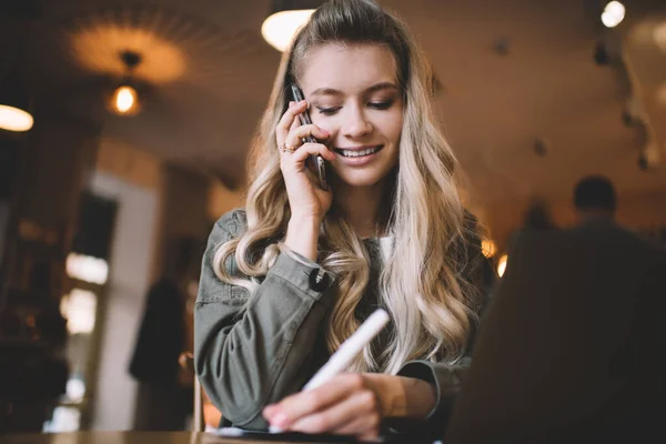 Baixo Ângulo Positiva Jovem Vestindo Roupas Casuais Falando Smartphone Usando — Fotografia de Stock