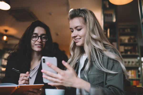 Giovani Donne Sorridenti Abiti Casual Seduti Tavola Uno Spazio Lavoro — Foto Stock