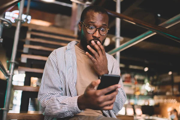 Tipo Hipster Negro Asombrado Con Tecnología Teléfonos Inteligentes Digitales Sentirse — Foto de Stock