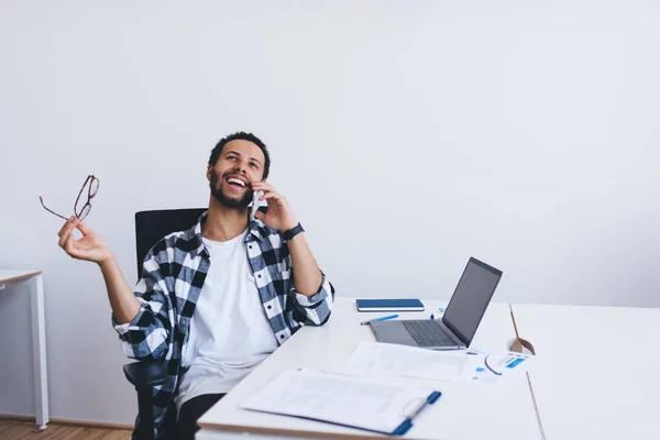 Profesional Calificado Riendo Mientras Que Hace Conversación Del Teléfono Inteligente — Foto de Stock