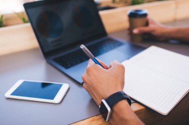  İnternet projeksiyonu için dizüstü bilgisayarı ve ders kitabı planlama bilgilendirme organizasyonuyla tanınmayan bilişim uzmanı