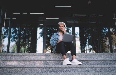 Modern dizüstü bilgisayarı olan İspanyol asıllı mutlu bir programcı.