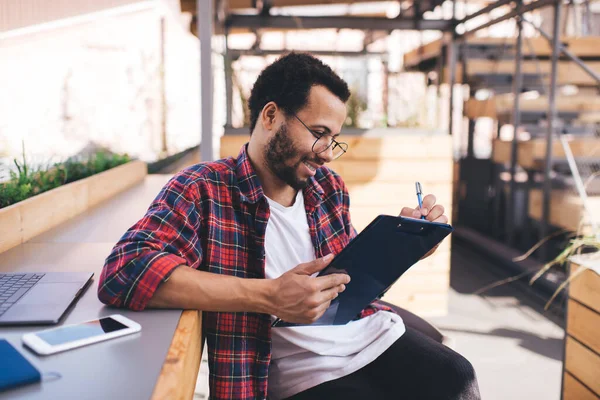 Feliz Diseñador Masculino Gafas Clásicas Para Protección Visión Dibujo Boceto — Foto de Stock