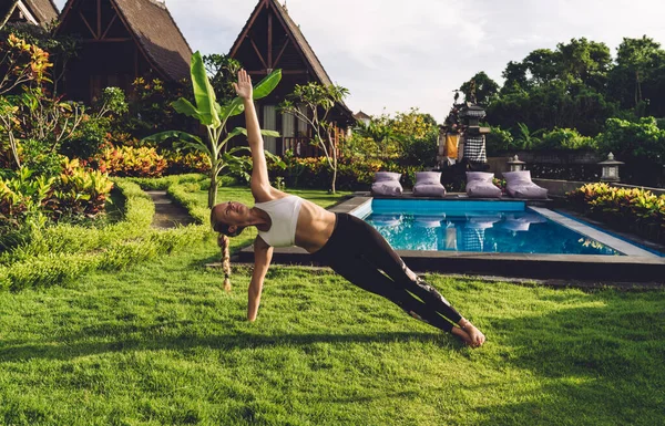 Donna Magra Praticare Esercizio Yoga Fare Stretching Mentre Vive Uno — Foto Stock