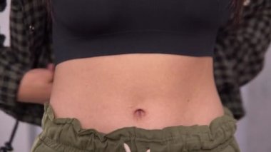 Kadın belini yakından ölçüyor. Gevşek ağırlık, diyet konsepti.