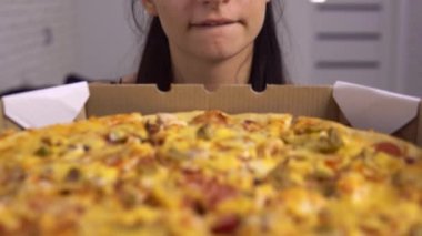 Aç diyet yapan kadın lezzetli pizza yiyemez. Kilo vermek, fast food bağımlılığı