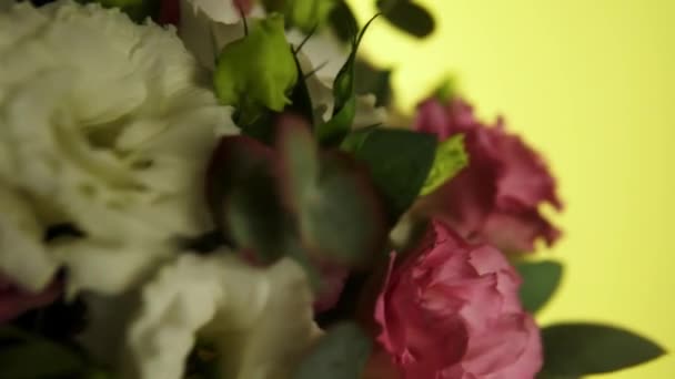 Virágcsokor forgatás a háttérben. Közelről. Rózsa, virág csokor ajándék.. — Stock videók
