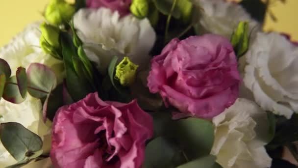 Prezent. Piękne kwiaty z bliska. Romantyczna koncepcja — Wideo stockowe