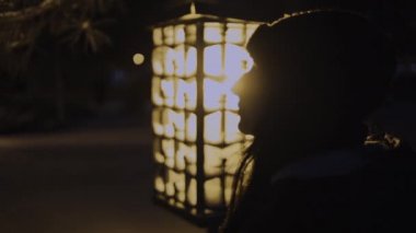 Sokak lambalı bir kadın, kış şehri yürüyüşü, kadın portresi. Kışın tadını çıkarıyor.