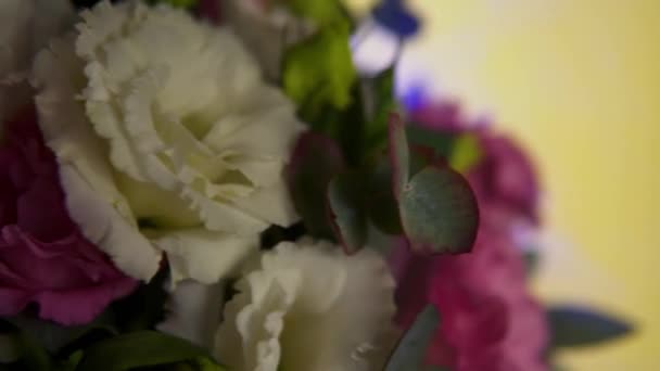 Schöner Blumenstrauß auf gelbem Hintergrund. Animation aus nächster Nähe. — Stockvideo