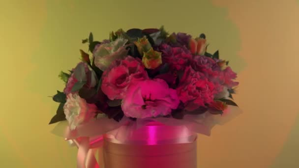 Virágok csokor animáció a háttérben. Pár, romantikus ajándék, szerelem koncepció. — Stock videók