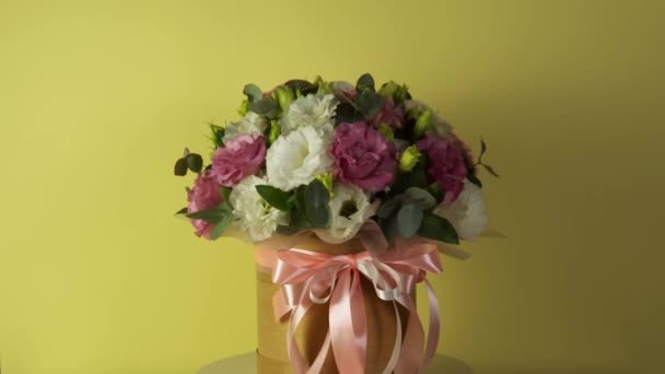 Friss virágok csokor rotáció a háttérben. Ajándék, ajándék.. — Stock videók