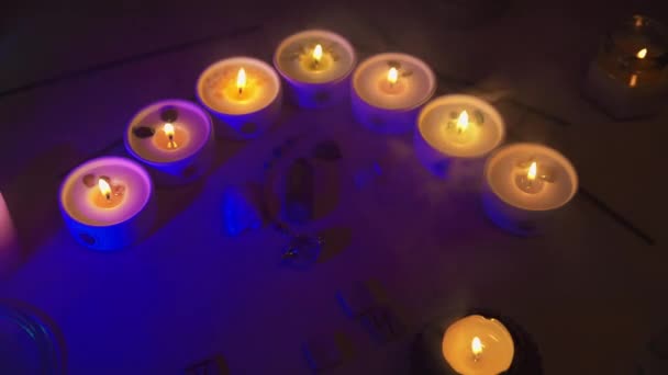 Chakra-Kerzen mit blauem Licht und Räucherrauch. — Stockvideo