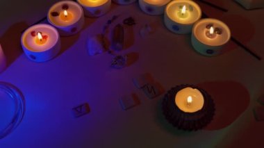 Mum alevi, tütsü çubukları, kuvars kristalleri ve sihirli chackra sarkacıyla. Sanatsal amaçlar için kasıtlı olarak tahıl eklendi. Esrarengiz Budizm içeriği.