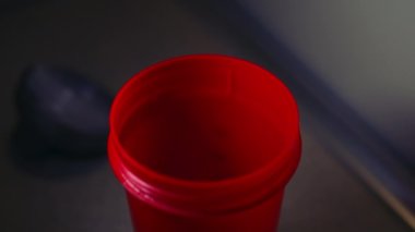  Kilo verme konsepti. Diyet sallama tozu, sallanan suyla karışır..