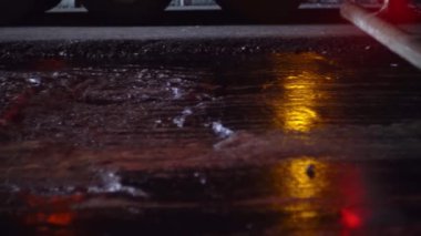 Yeni yol sigortası. Düz yol. Asfalt yuvarlama işlemi. Paving makinesi. Gece sahnesi. 