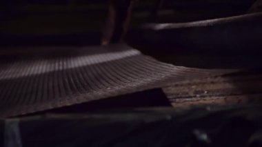 Yeni yol sigortası. Düz yol. Asfalt yuvarlama işlemi. Paving makinesi. Gece sahnesi. 