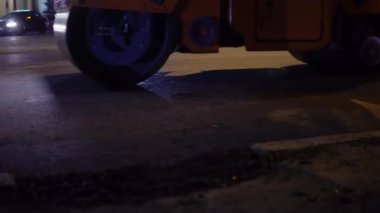 Yol tamiri. Yeniden yapılanma. Asfalt silindiri. Yeni asfalt yapıyorum. Gece sahnesi. 
