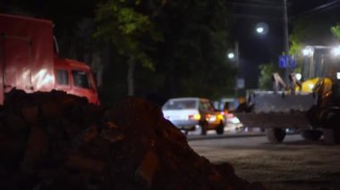 Ukrayna 'nın yeniden inşası. Asfalt düzeliyor. Şehrin yeniden inşası. Yeni yollar açıyorum. Asfalt döşeme. Yol tamiri. Asfalt yuvarlanıyor. 