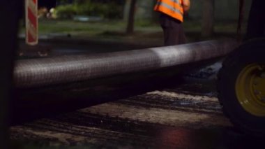 Otoyol tamiri. Yeni yol yüzeyi. Sokak tamiri. Asfalt silindiri. 