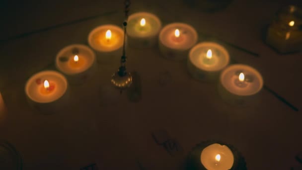 Dönen Kristal Kuvars Sarkacıyla Mistik Esrarengiz Falcılık Arka Planda Çakra — Stok video