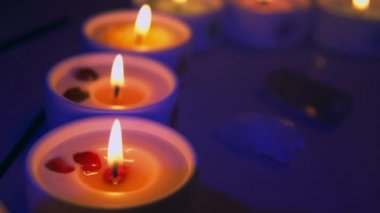 Mumlarla yapılan esrarengiz bir ayin. Dumanlı çerçeve. Bekle tarot..