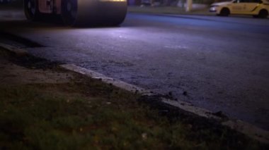 Yol çalışması. Asfalt düzeliyor. Yeni yol yüzeyi. Sokak tamiri. Asfalt silindiri. 