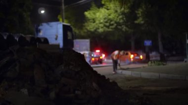 Yol çalışması. Asfalt düzeliyor. Yeni yol yüzeyi. Sokak tamiri. Asfalt silindiri. 