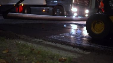 Yeni yol sigortası. Düz yol. Asfalt yuvarlama işlemi. Paving makinesi. 