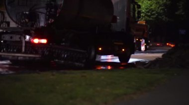 Yol yapımı için yeni asfalt yapıyorum. İnşaat alanı. 