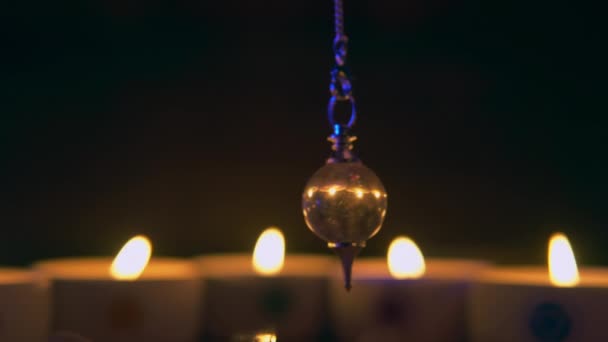 命运的预测 万圣节的时候 命运用脉轮蜡烛告诉我们 与玫瑰石英的仙女座 异性恋者 占星术 — 图库视频影像