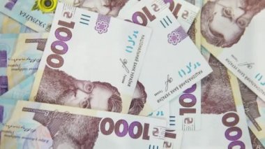 Yüzeyde sırayla 1000 UAN banknot yığını var. Yapay ışık. 