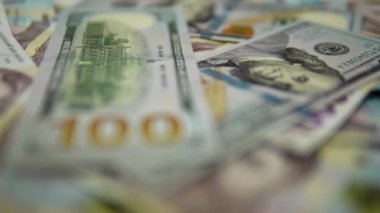 Amerikan parası. Dönüşümlü 100 dolar. Parayı sayıyorum..