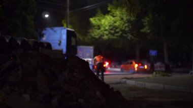 Ukrayna 'nın yeniden inşası. Asfalt düzeliyor. Şehrin yeniden inşası. Yeni yollar açıyorum. Asfalt döşeme. Yol tamiri. Asfalt yuvarlanıyor. 