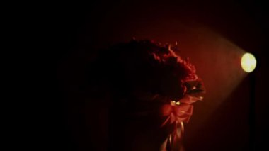 Çiçek buketleri paketleniyor. Hediye kutusunda pembe fiyonklu çiçekler. 