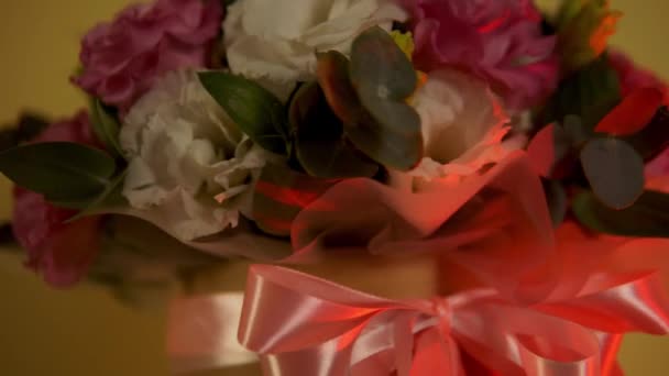 Buketler Toplanıyor Hediye Kutusunda Pembe Fiyonklu Çiçekler — Stok video