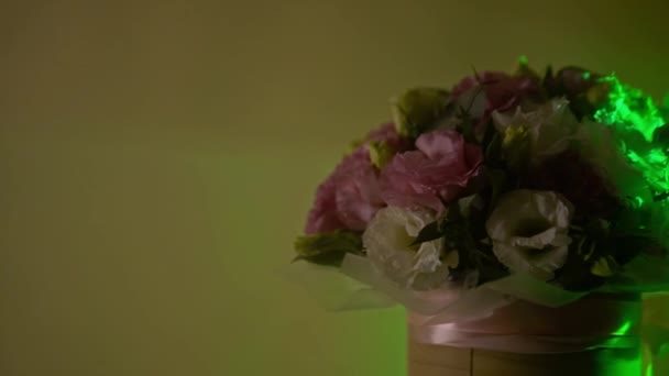 Çiçekçi Işi Pastel Renklerde Arka Planı Olan Harika Bir Buket — Stok video