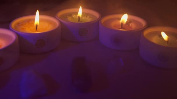 Ritual Mit Olibanum Chakra Kerzen Mit Zeichen Und Rosenquarz — Stockvideo
