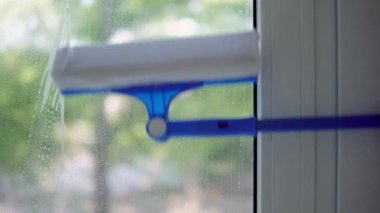 Pencereyi özel bir fırçayla temizliyorum. Cam temizleme araçları.