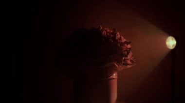 Mum ışığında taze çiçekler var. Tatil için buket paketleme.