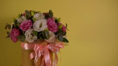 Çiçekler pastel renklerde paketlenir. 