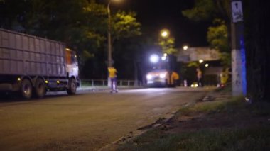 Ukrayna 'nın yeniden inşası. Asfalt düzeliyor. Şehrin yeniden inşası. Yeni yollar açıyorum. Asfalt döşeme. Yol tamiri. Asfalt yuvarlanıyor. 