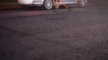 Ukrayna 'nın yeniden inşası. Asfalt düzeliyor. Şehrin yeniden inşası. Yeni yollar açıyorum. Asfalt döşeme. Yol tamiri. Asfalt yuvarlanıyor. 