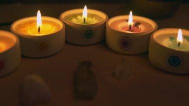 Mumlar ve tütsü çubukları ile kehanet.