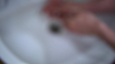 Ellerini lavaboda yıkıyorsun. Havluyla ellerini kurula..