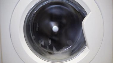 Trampet makinesini yakın plan çekiyoruz. Çamaşır makinesi testi.